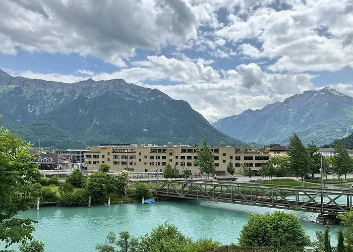 River-2 With Iconic Jungfraujoch View 因特拉肯